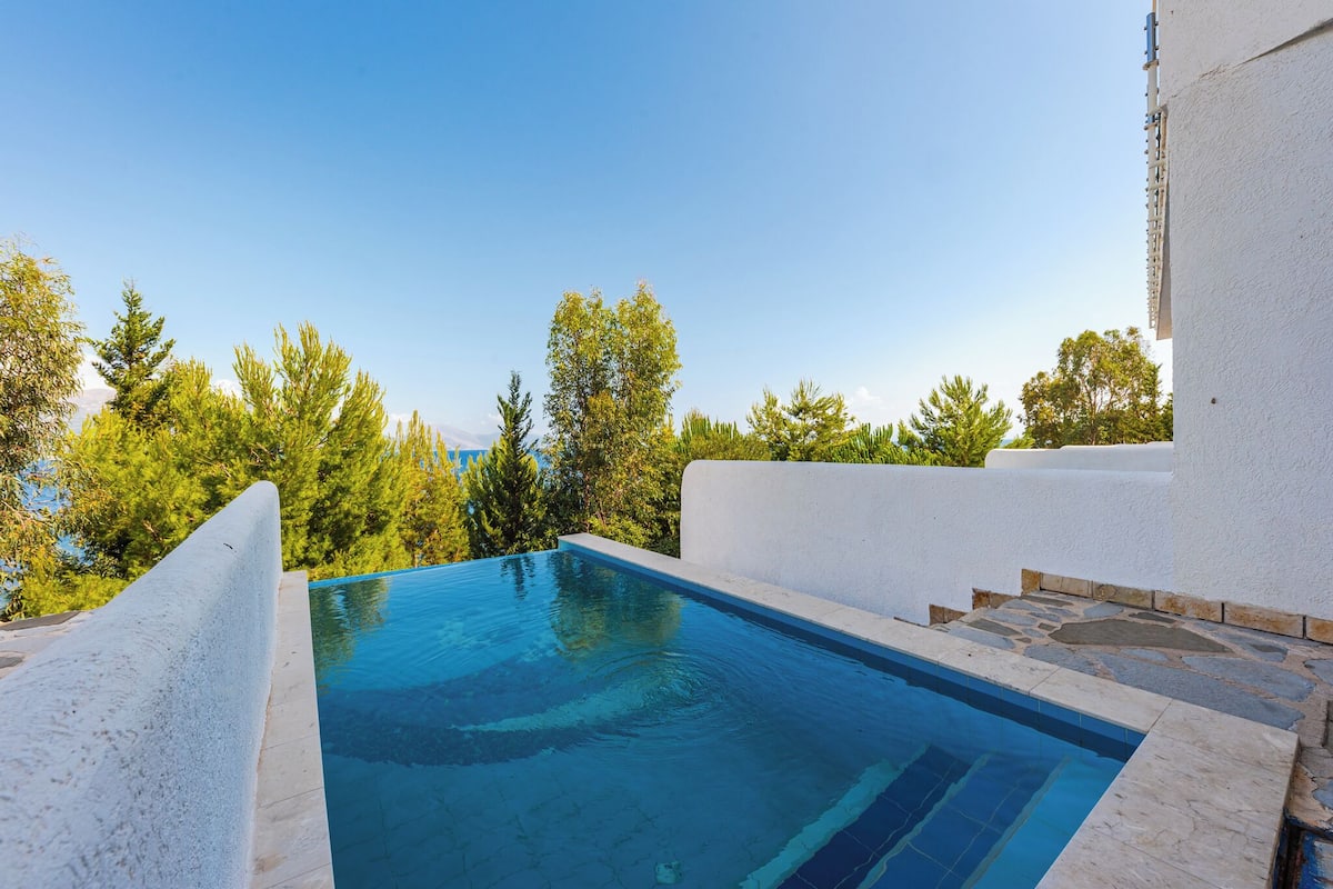 Suite with Private Pool | 1 室のベッドルーム、防音設備、アイロン / アイロン台、WiFi (無料)