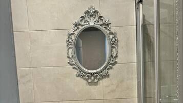 Studio | Bathroom | Shower, hair dryer, towels, toilet paper