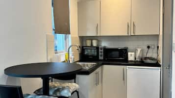 Studio | Private kitchen | Fridge, microwave, oven, stovetop
