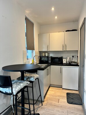 Studio | Private kitchen - Romford Studio Retreat (Romford)