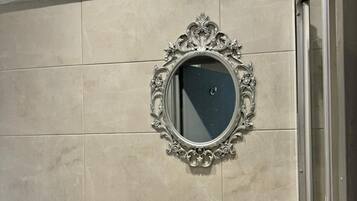 Studio | Bathroom | Shower, hair dryer, towels, toilet paper