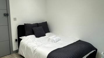 Studio | Iron/ironing board, free wired Internet, bed sheets