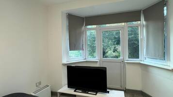 Studio | Seterika/papan seterika, Internet berwayar percuma, cadar katil