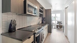 Réfrigérateur, tables à manger