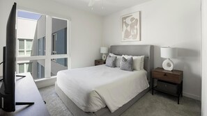 Työpöytä, silitysrauta/-lauta, Wi-Fi, vuodevaatteet