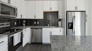 Refrigerador y comedor 