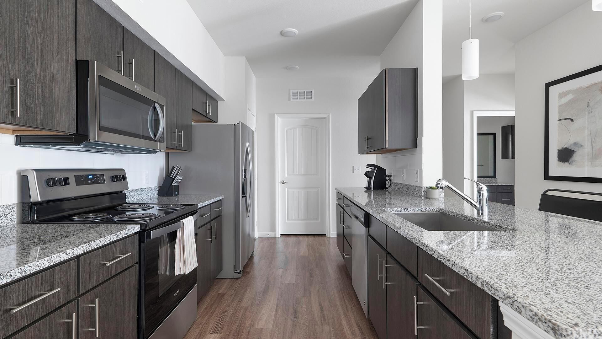 Réfrigérateur, tables à manger