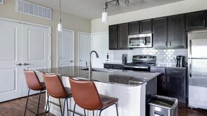 Refrigerador y comedor 