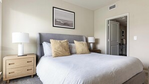 2 slaapkamers, een bureau, een strijkplank/strijkijzer, wifi