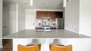 Kjøleskap og spisebord