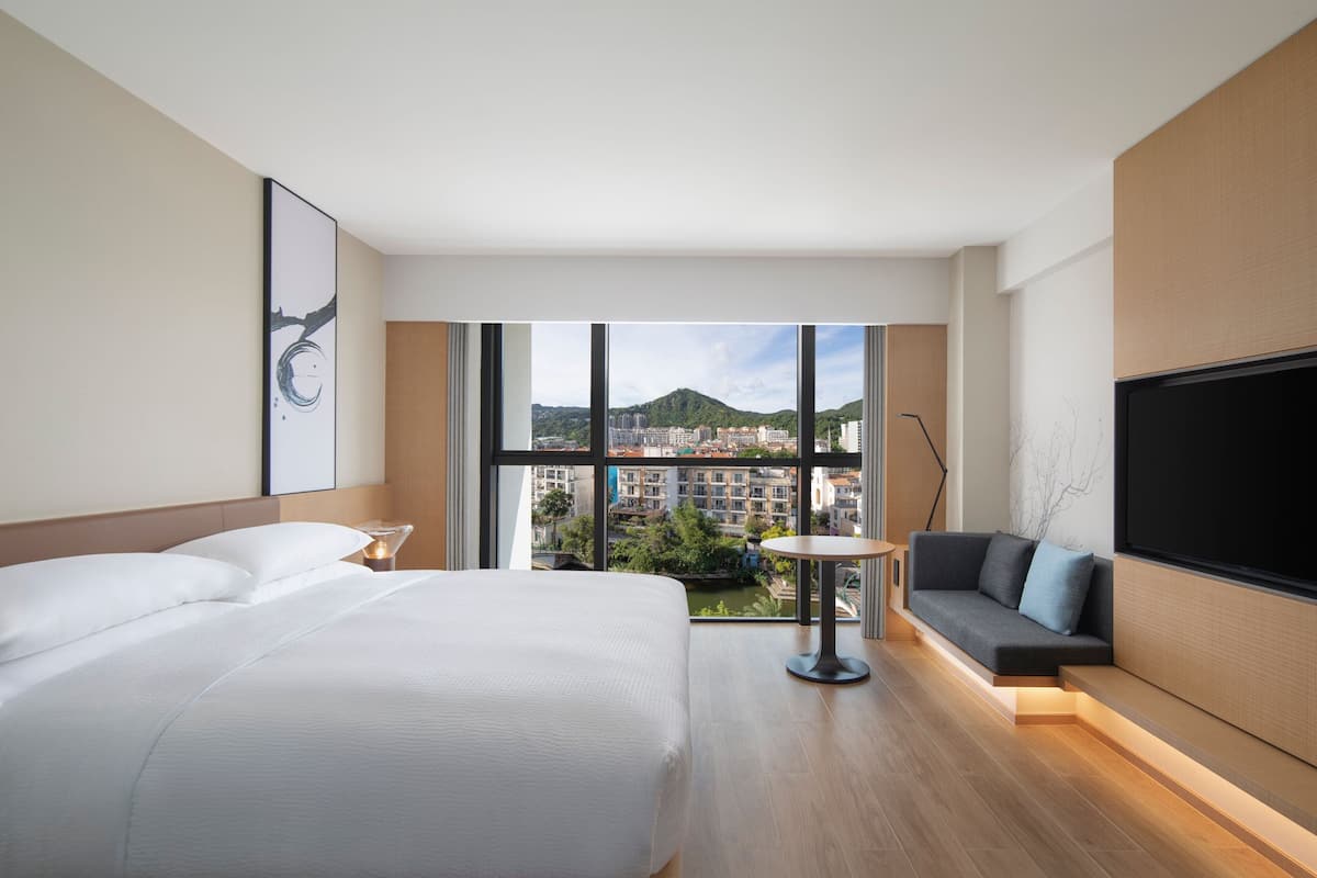 Superior Room, 1 King Bed, Non Smoking, Lake View | In-room safe