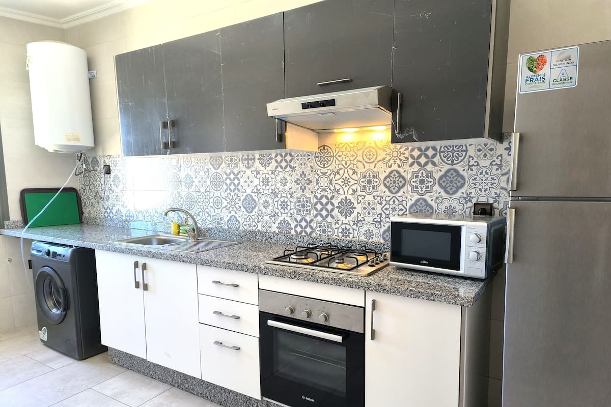 Frigorífic gran, microones, forn i placa de cuina 