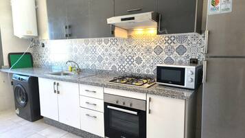 Full-sized fridge, microwave, oven, stovetop