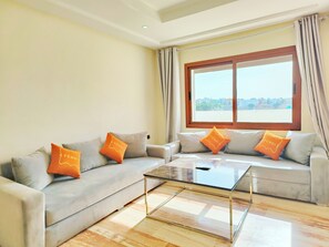 120-cm Smart TV with digital channels