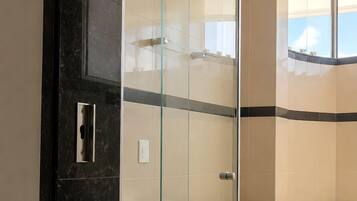 Quadrupla Premium | Bagno | Doccia, asciugamani