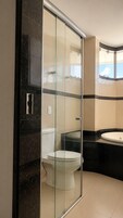 Quarto quádruplo premium | Banheiro | Chuveiro, toalhas de banho