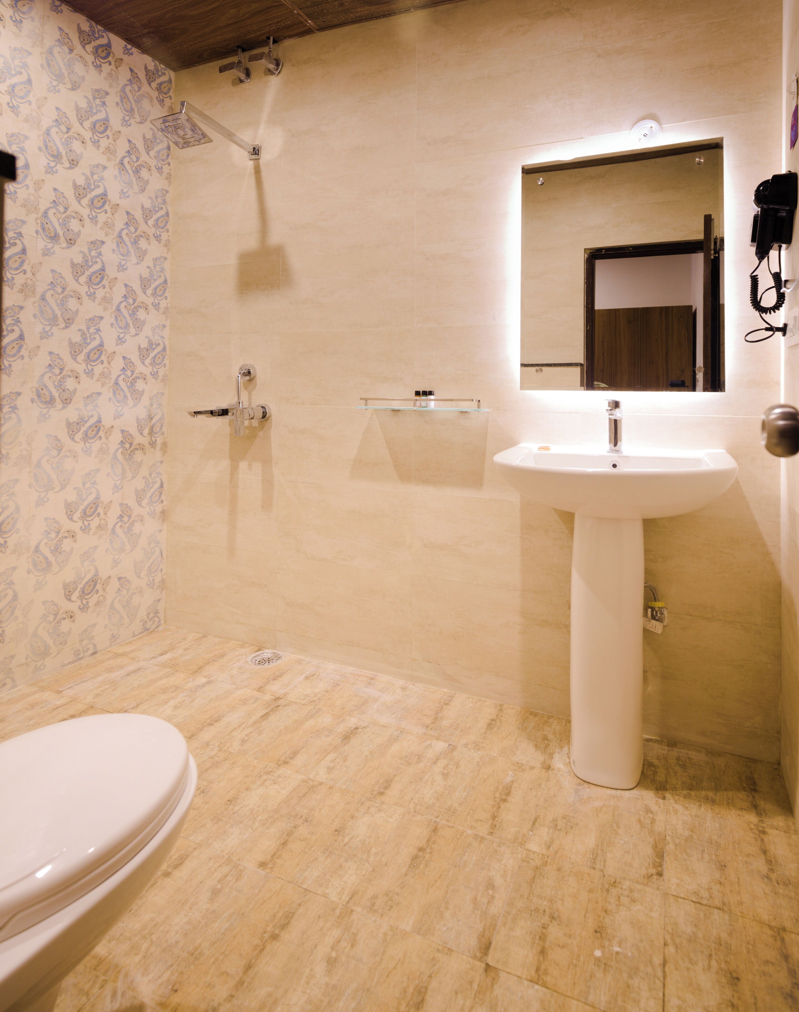 Une salle de bain avec des toilettes, un lavabo et une douche.