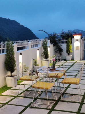 Lobby sitting area - Oakwood Forest Retreat (Dehradun)