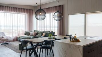 Standard Apartment | Ruang tamu | 44 inci sebuah televisyen pintar dengan digital
