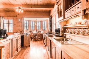 Villa exclusiva | Cocina privada | Refrigerador, microondas, parrilla de estufa y lavavajillas 