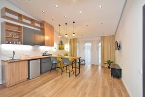 舒適開放式套房, 1 張標準雙人床 | 高級寢具、熨斗/熨衫板、免費 Wi-Fi、方便輪椅出入