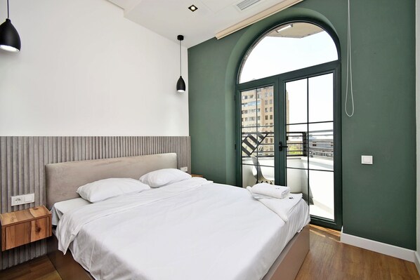 Standard-huone, 1 parisänky | Ylelliset vuodevaatteet, silitysrauta/-lauta, ilmainen Wi-Fi