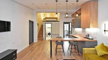 Kamar Mewah, dapur kecil, pemandangan kota | Dapur pribadi | Lemari es kecil, oven, kompor, dan peralatan masak/sendok-piring