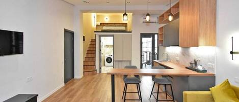 Frigobar, horno, placa de cocina, utensilios de cocina