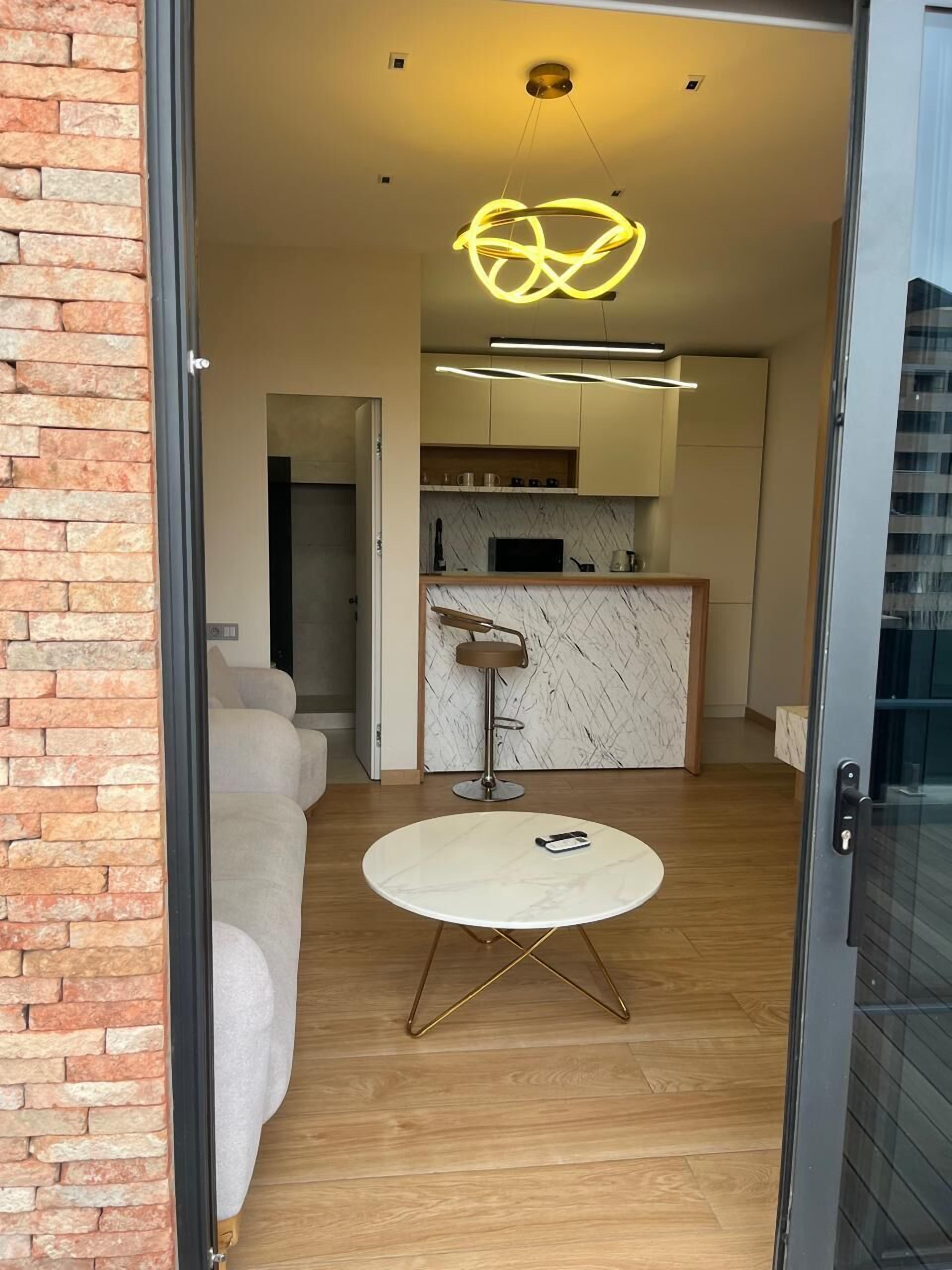 Habitación de lujo, cocina básica, vistas a la ciudad | Zona de estar | Smart TV de 32 pulgadas con canales por cable