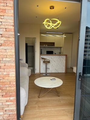 Luxury Room, Kitchenette, City View | Living area | 32-inch Smart TV with cable channels - Aygestan plaza (Yerevan)