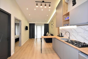 Familienapartment | Wohnbereich | 32-Zoll-Smart-TV mit Kabelempfang