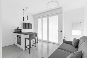 Apartamento conforto | Cozinha privada | Geladeira, micro-ondas, fogão, cooktop