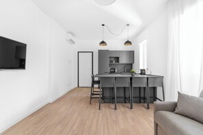 Condo luxo | Cozinha privada | Geladeira, micro-ondas, fogão, cooktop