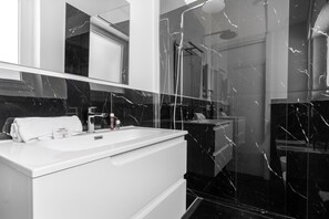 Bloc d'apartaments Deluxe | Bany | Dutxa, assecador de cabells, tovalloles i sabó 