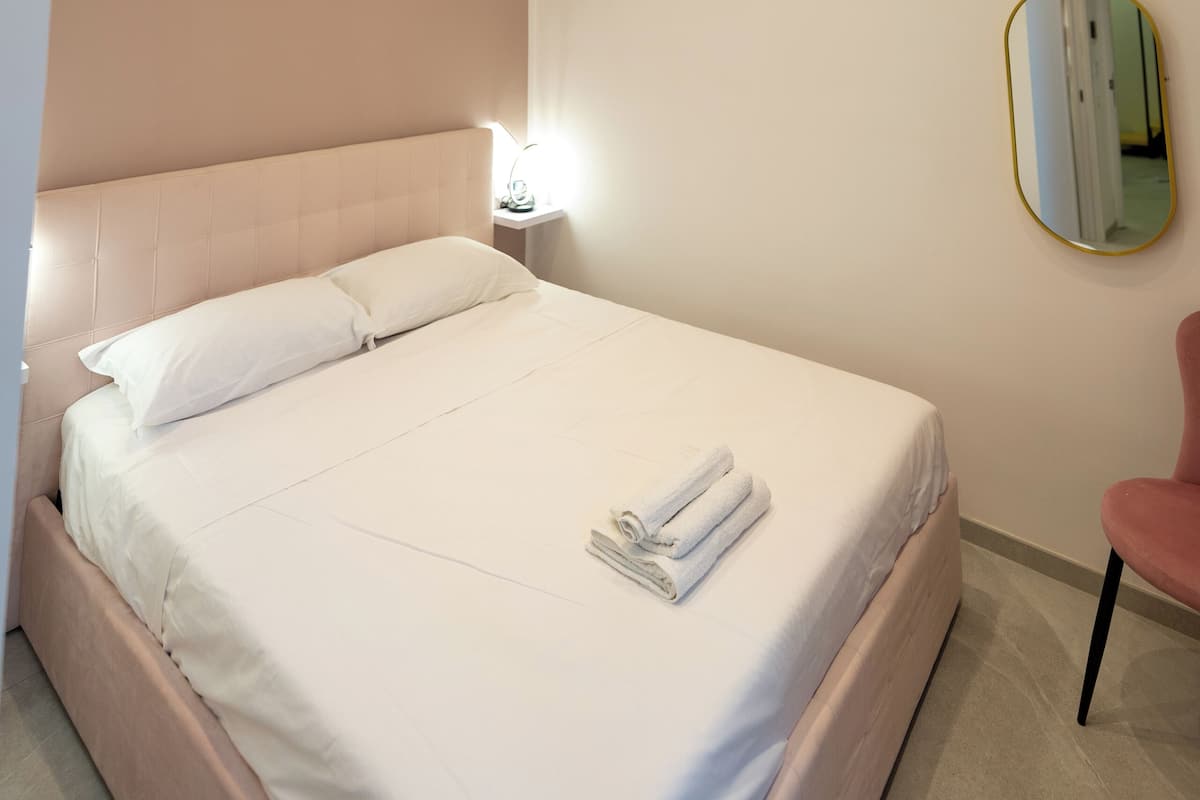 ห้องคลาสสิกดับเบิล, เตียงคิงไซส์ 1 เตียง, ห้องน้ำส่วนตัว | ผ้าปูที่นอน Frette จากอิตาลี, เครื่องนอนระดับพรีเมียม, เตียงเมมโมรีโฟม