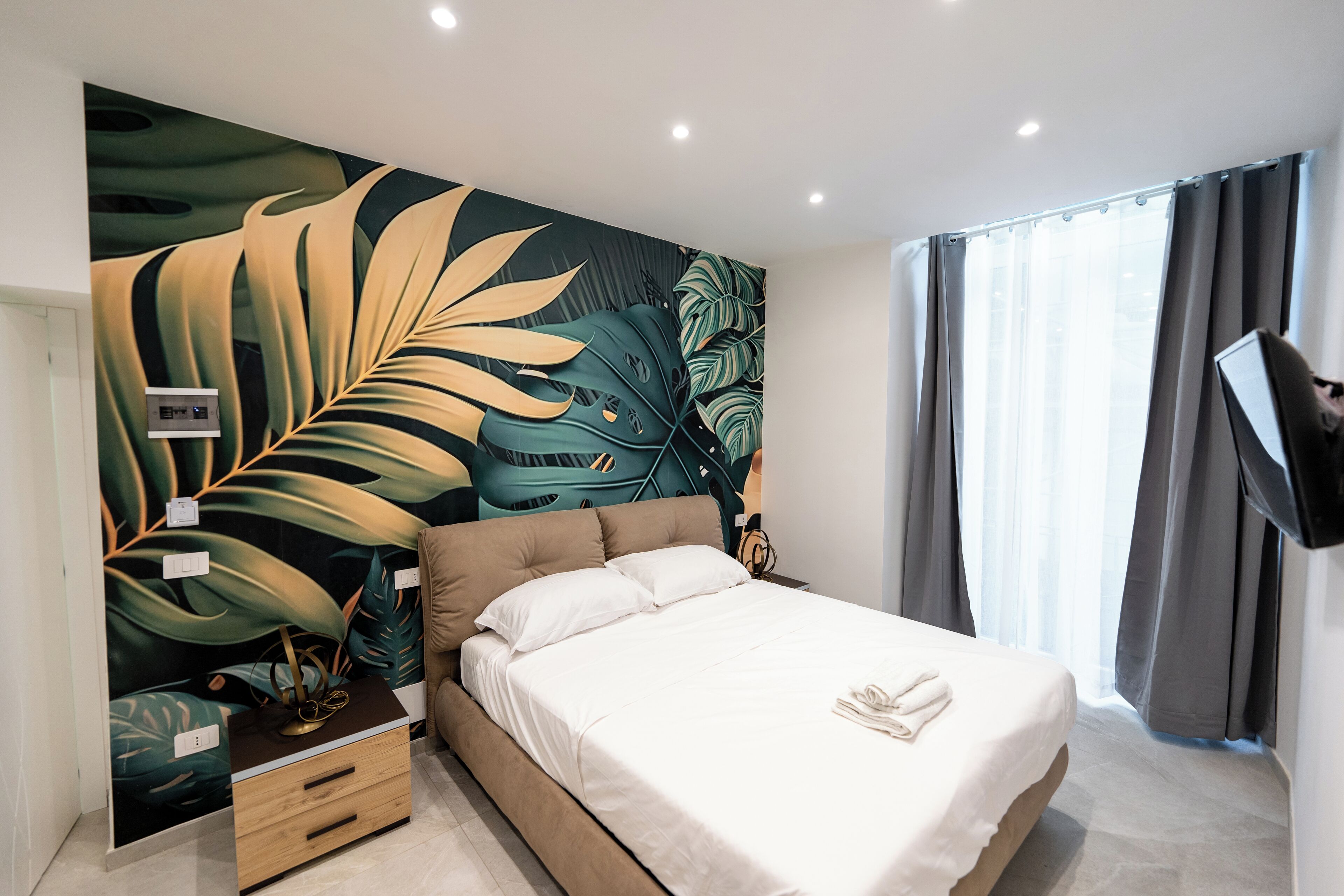 Deluxe Room, 1 King Bed, Private Bathroom | Frette Italian sheets, premium bedding, memory-foam beds, minibar
