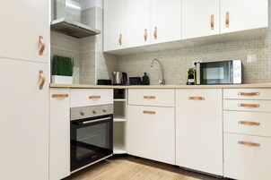 Ísskápur í fullri stærð, örbylgjuofn, bakarofn, kaffikvörn