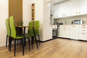 Full-sized fridge, microwave, oven, coffee grinder