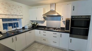Microwave, oven, stovetop, dishwasher - Nirvarna - Luxury 5-Bedroom, Fast Wifi, Free Parking, Smart TV, Garden (Broughton)