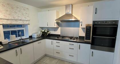 Nirvarna - Luxury 5-Bedroom, Fast Wifi, Free Parking, Smart TV, Garden