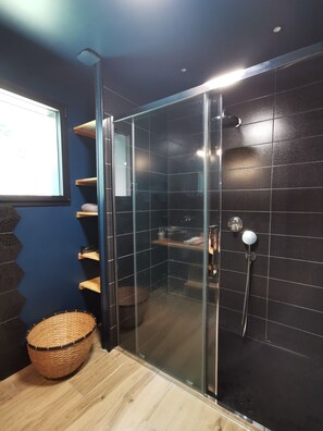Douche, sĂšche-cheveux, savon, shampoing