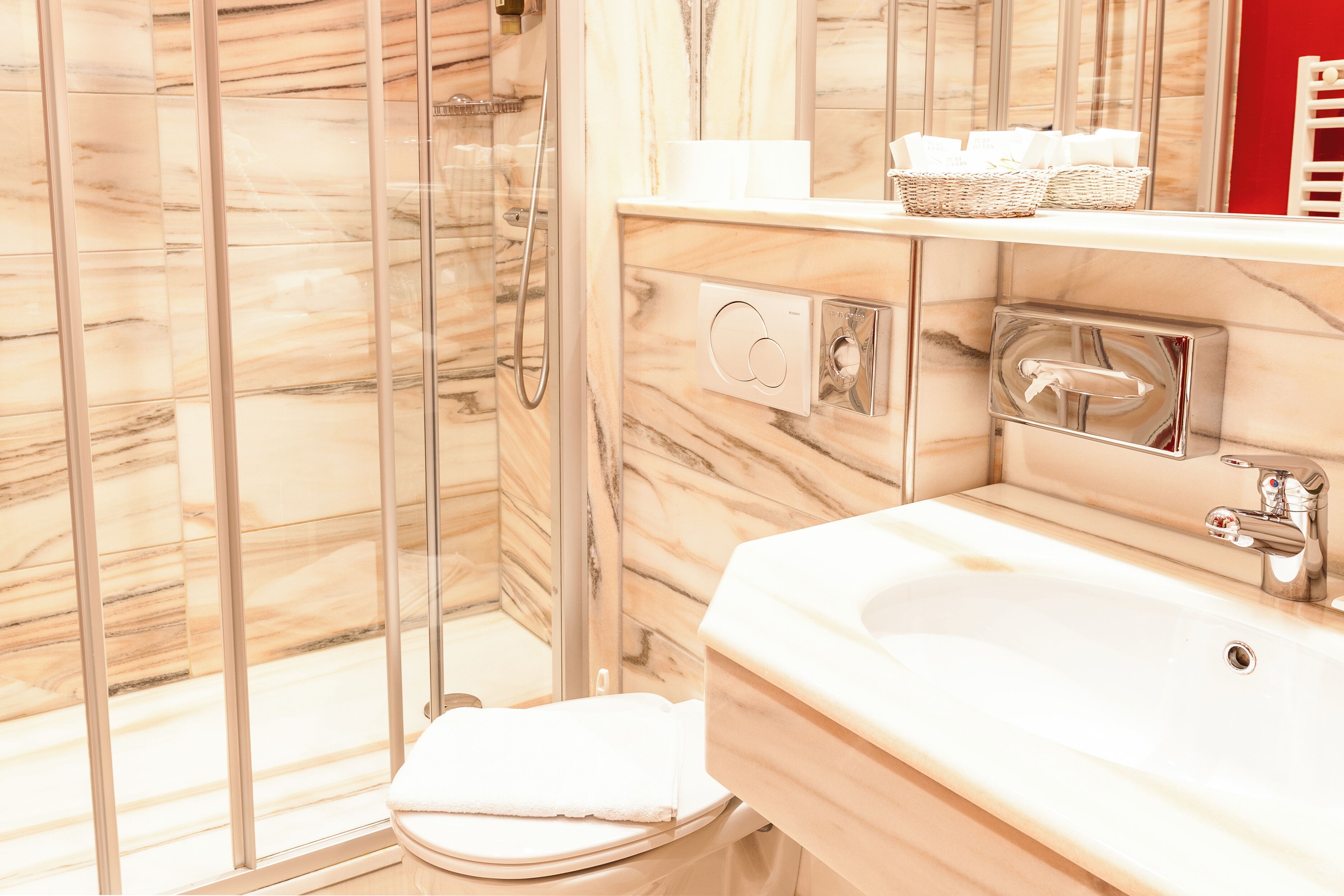 Kamar Double Klasik, pemandangan gunung | Kamar mandi | Shower, pengering rambut, jubah mandi, dan sandal