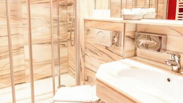 ห้องคลาสสิกดับเบิล, วิวภูเขา | ห้องน้ำ | ฝักบัว, ไดร์เป่าผม, เสื้อคลุมอาบน้ำ, รองเท้าสวมภายในห้อง