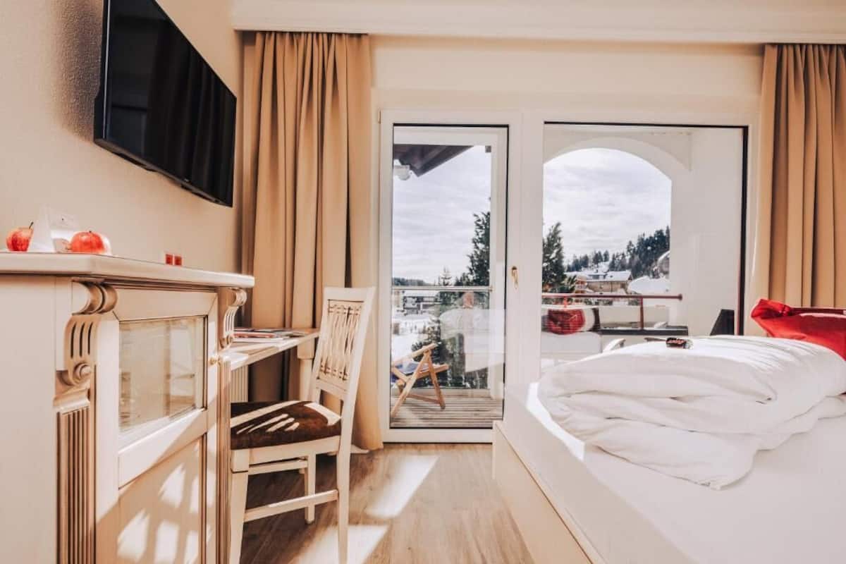 Comfort tweepersoonskamer, uitzicht op bergen | 1 slaapkamer, een kluis op de kamer, gratis wifi