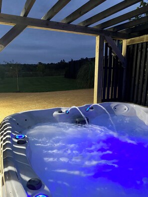 مغطس سبا خارجي