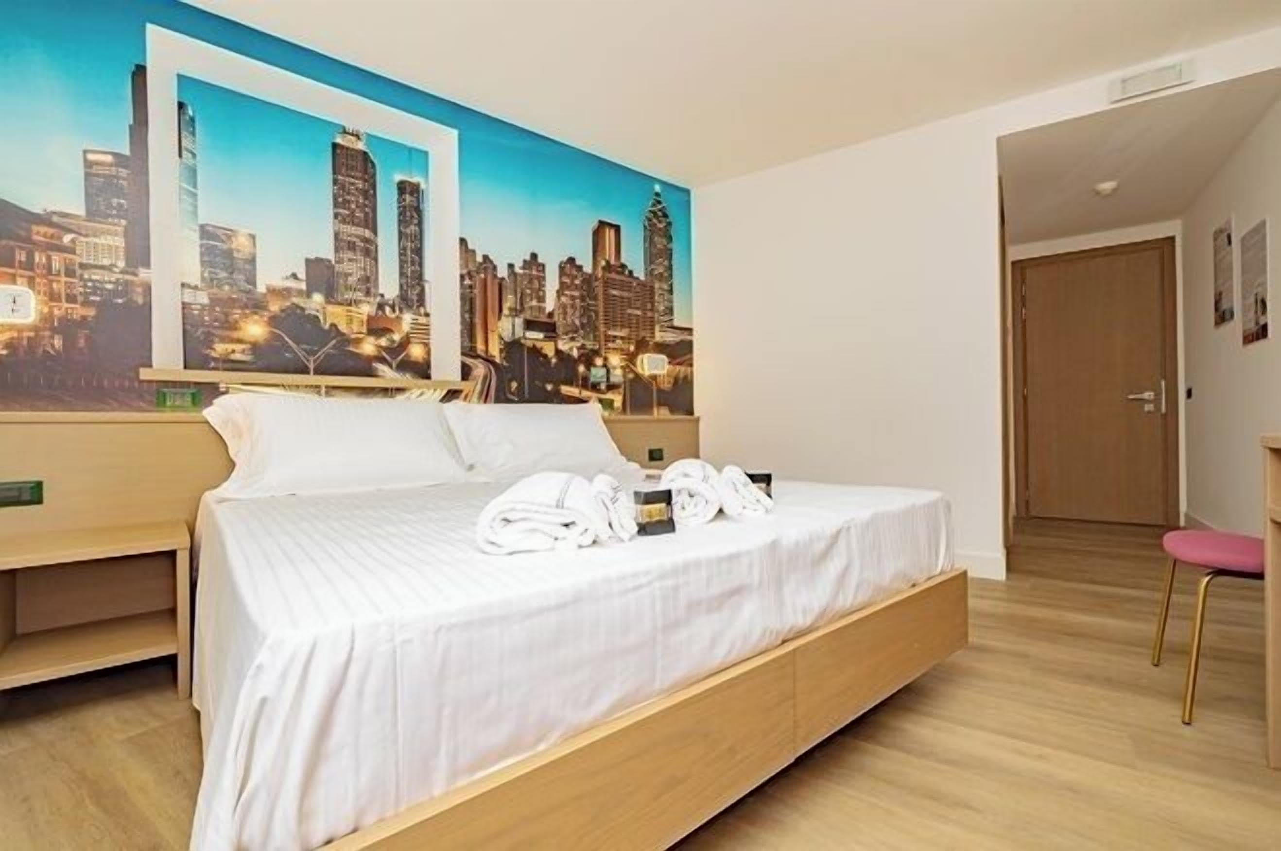 In-room safe, individually decorated, desk, soundproofing