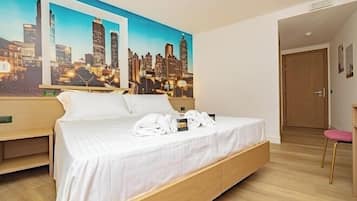 Zimmersafe, individuell dekoriert, Schreibtisch, schallisolierte Zimmer