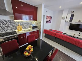 Apartamento | Cozinha privada | Geladeira, micro-ondas, fogão, cooktop