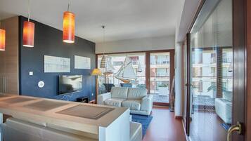 Apartamento superior, vista para o mar | Individualmente decorados, individualmente mobiliados, Wi-Fi de cortesia