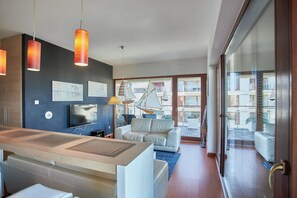 Superior-Apartment, Meerblick | Individuell dekoriert, individuell eingerichtet, kostenloses WLAN